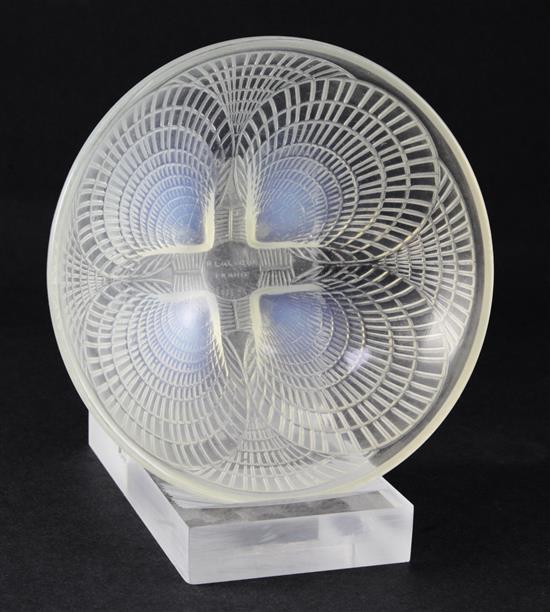 A René Lalique Coquille pattern opalescent glass bowl, 16cm